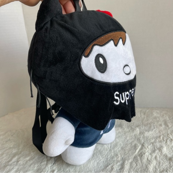 Hello Kitty Peso Pluma Supreme Plush . - Picture 7 of 9